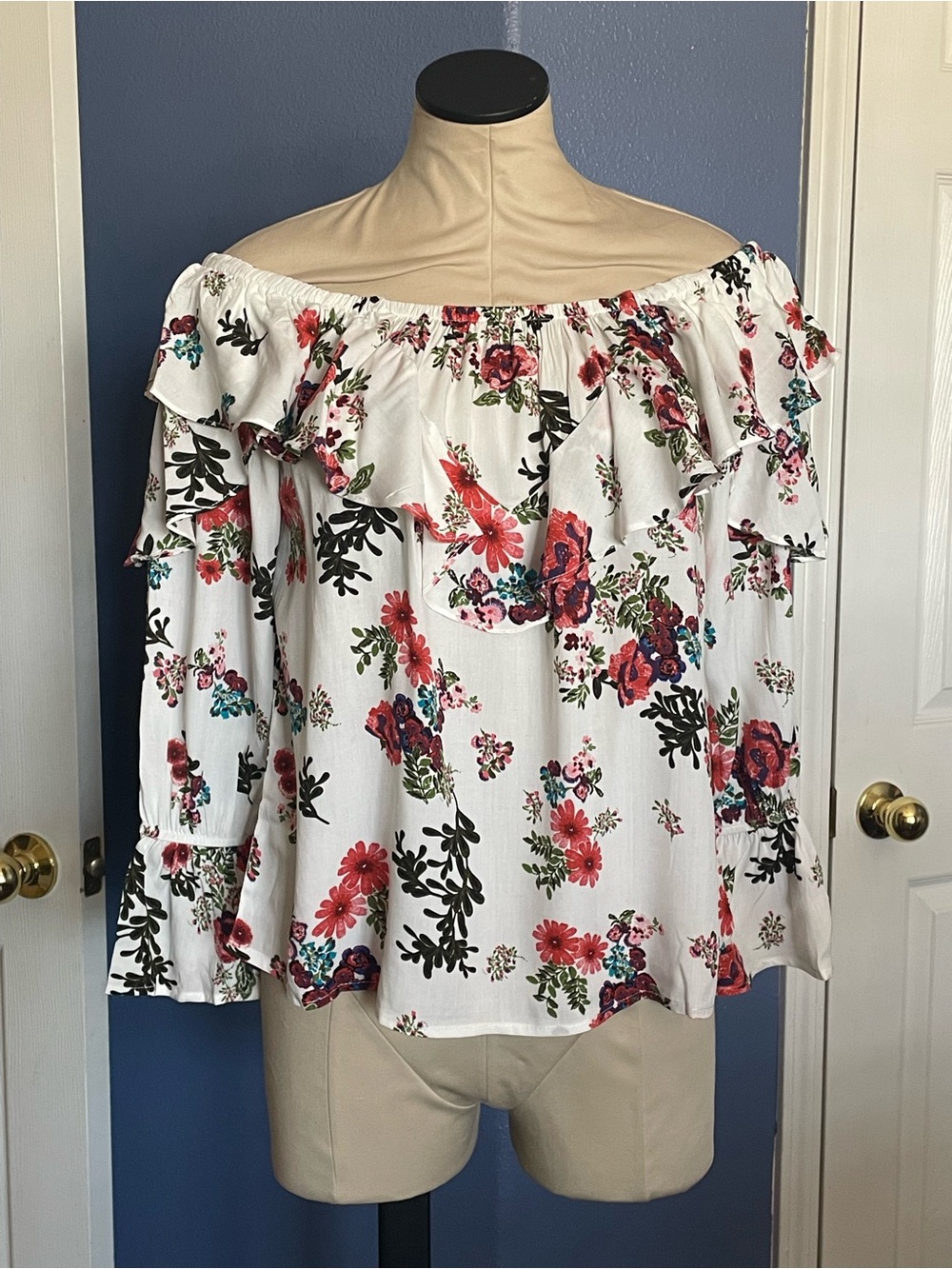 Floral Off-the-shoulder Top - Picture 4 of 13